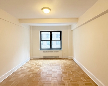 East 56 Street - Photo Thumbnail 4