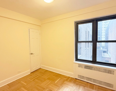 East 56 Street - Photo Thumbnail 3