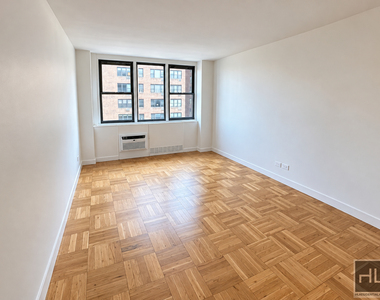East 79th Street - Photo Thumbnail 4