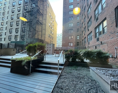 East 79th Street - Photo Thumbnail 19