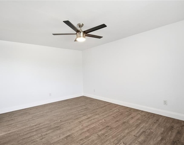 939 Oakfield Drive - Photo Thumbnail 14