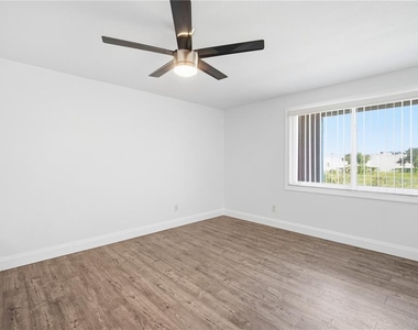 939 Oakfield Drive - Photo Thumbnail 13