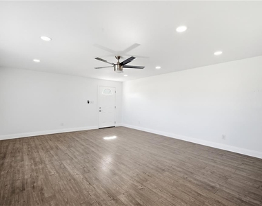 939 Oakfield Drive - Photo Thumbnail 7