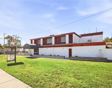 939 Oakfield Drive - Photo Thumbnail 4
