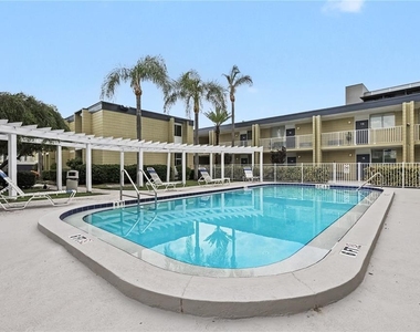 1301 S Howard Avenue - Photo Thumbnail 13