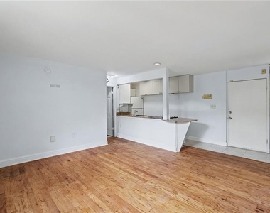 1301 S Howard Avenue - Photo Thumbnail 2