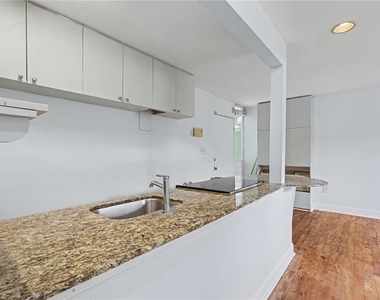 1301 S Howard Avenue - Photo Thumbnail 6