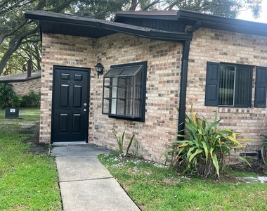 1805 Foxhall Circle - Photo Thumbnail 3