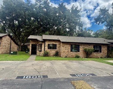1805 Foxhall Circle - Photo Thumbnail 2