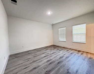 7130 N Glenridge Circle - Photo Thumbnail 16