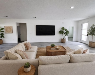 7130 N Glenridge Circle - Photo Thumbnail 5