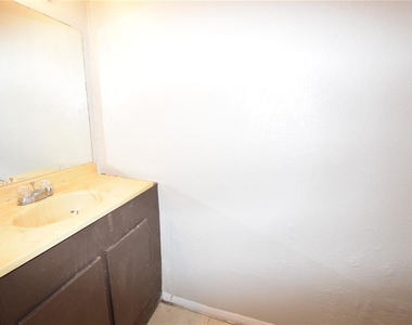 3916 Crayrich Circle - Photo Thumbnail 7