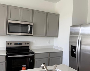 2582 Olympic Dr - Photo Thumbnail 3