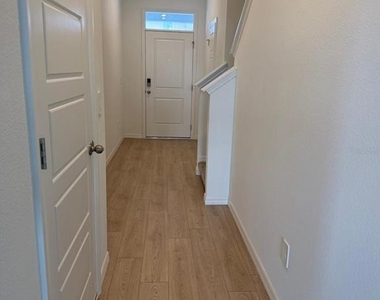 2582 Olympic Dr - Photo Thumbnail 6