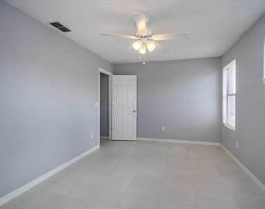 2703 Hunt Club Lane - Photo Thumbnail 12