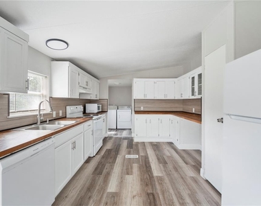 4129 Woodsridge Drive - Photo Thumbnail 8