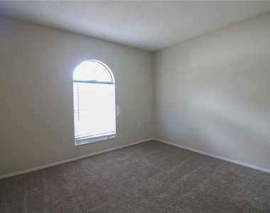 527 Emerald Cove Loop - Photo Thumbnail 8