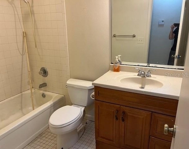 4921 Nw 37th Drive - Photo Thumbnail 5