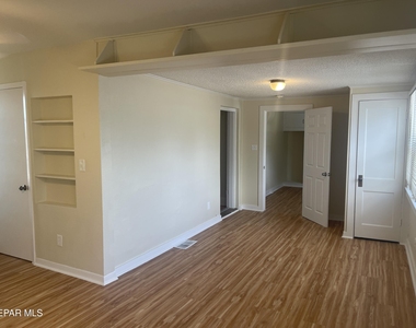 609 E Robinson Avenue - Photo Thumbnail 18