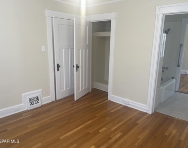 609 E Robinson Avenue - Photo Thumbnail 30