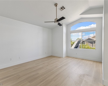 10416 Horseback Ridge Avenue - Photo Thumbnail 18