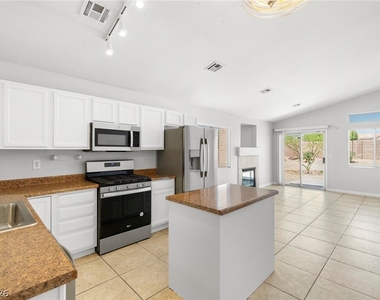 3731 Shadow Tree Street - Photo Thumbnail 8