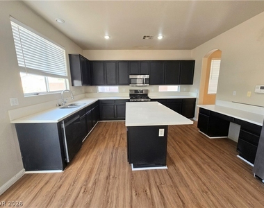 16 Frad Avenue - Photo Thumbnail 8