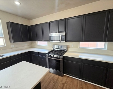16 Frad Avenue - Photo Thumbnail 11