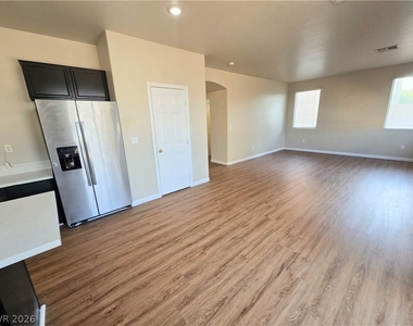 16 Frad Avenue - Photo Thumbnail 13