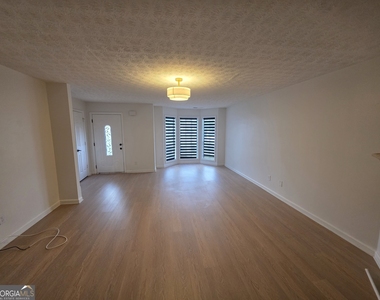 111 Chastain Loop - Photo Thumbnail 4