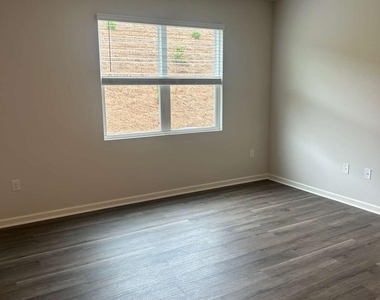 1005 N 2nd Avenue Nw - Photo Thumbnail 2