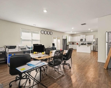 477 Starbuck Parkway - Photo Thumbnail 6