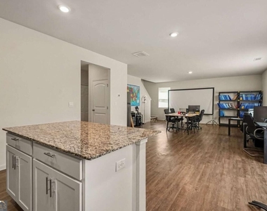 477 Starbuck Parkway - Photo Thumbnail 5