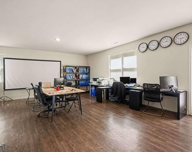 477 Starbuck Parkway - Photo Thumbnail 4