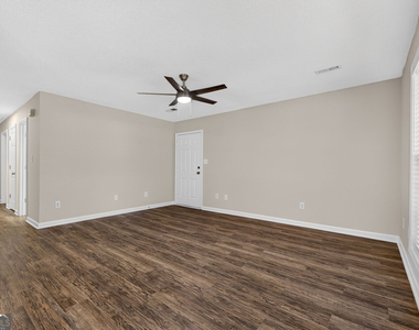 100 Bluebird Lane - Photo Thumbnail 8