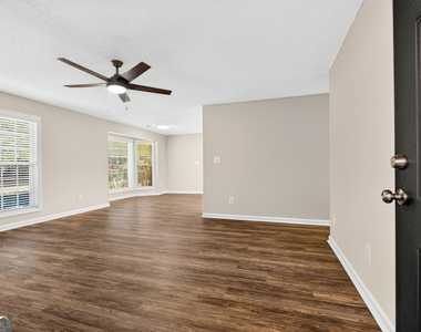 100 Bluebird Lane - Photo Thumbnail 5