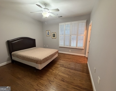 2100 Village Lane - Photo Thumbnail 17