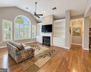2100 Village Lane - Photo Thumbnail 3