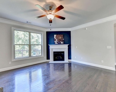 3860 Grandview Manor Drive - Photo Thumbnail 4
