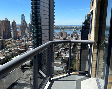 West 48th Street - Photo Thumbnail 2