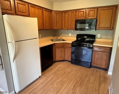 903 Spruce Hills Dr - Photo Thumbnail 7