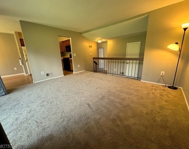 903 Spruce Hills Dr - Photo Thumbnail 12