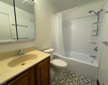 903 Spruce Hills Dr - Photo Thumbnail 15