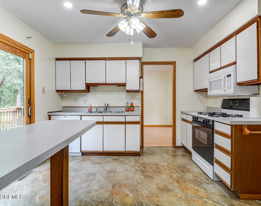 195 Edgemere Court - Photo Thumbnail 8