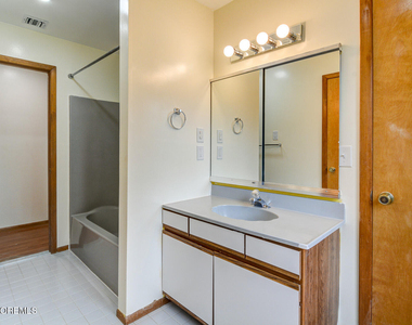195 Edgemere Court - Photo Thumbnail 16