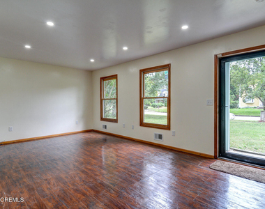 195 Edgemere Court - Photo Thumbnail 7