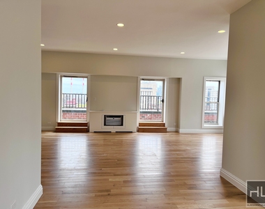 E 65th St - Photo Thumbnail 5
