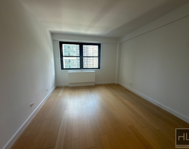 East 39th Street - Photo Thumbnail 3