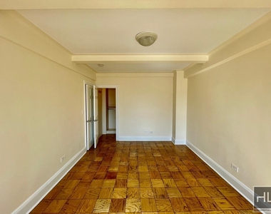 Christopher Street - Photo Thumbnail 2