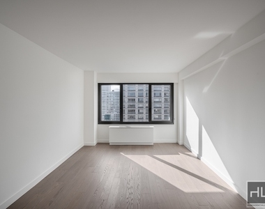 East 72nd Street - Photo Thumbnail 2